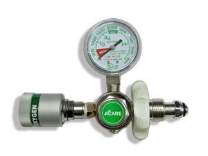 OXYGEN REGULATOR SIDE ENTRY BULLNOSE WITH SCHRADER VALVE